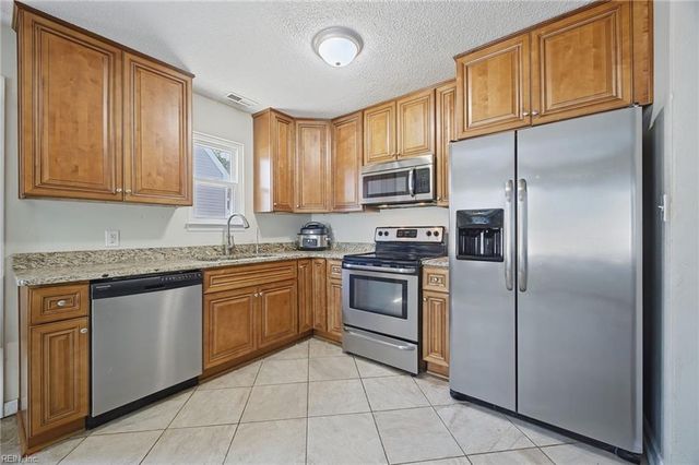 1817 Sparrow RD, Chesapeake, VA 23320