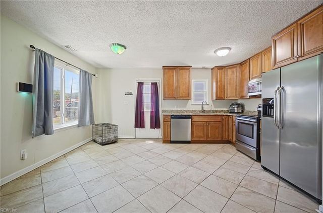 1817 Sparrow RD, Chesapeake, VA 23320