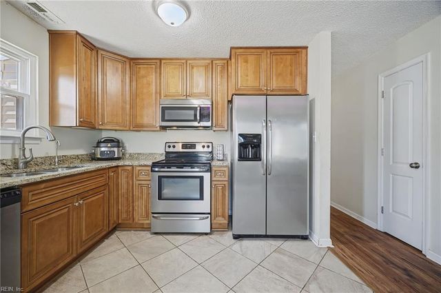 1817 Sparrow RD, Chesapeake, VA 23320