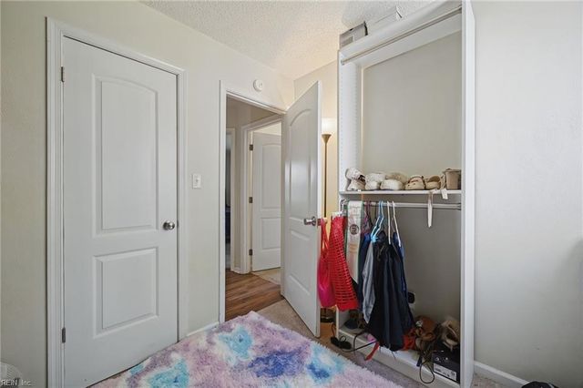 1817 Sparrow RD, Chesapeake, VA 23320