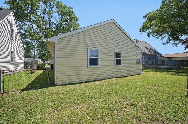 1817 Sparrow RD, Chesapeake, VA 23320