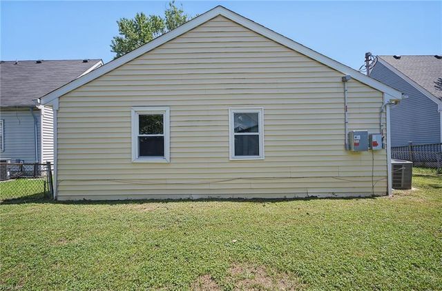 1817 Sparrow RD, Chesapeake, VA 23320