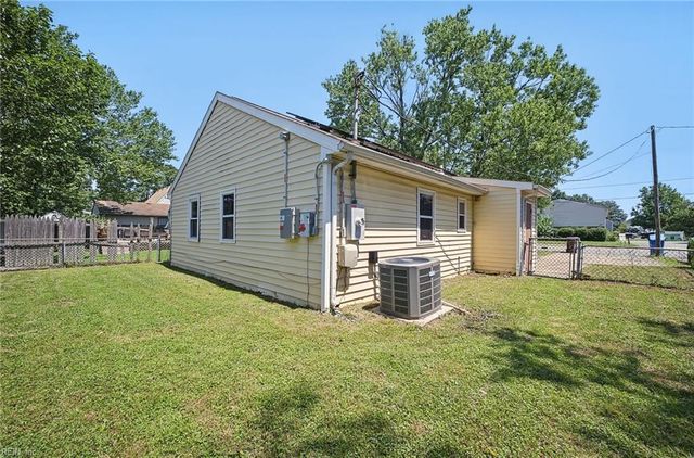 1817 Sparrow RD, Chesapeake, VA 23320