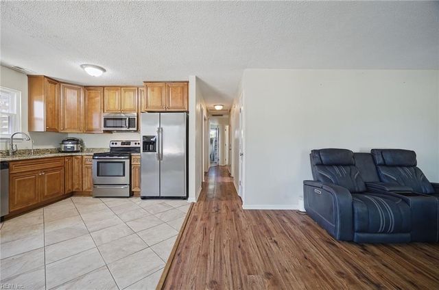 1817 Sparrow RD, Chesapeake, VA 23320