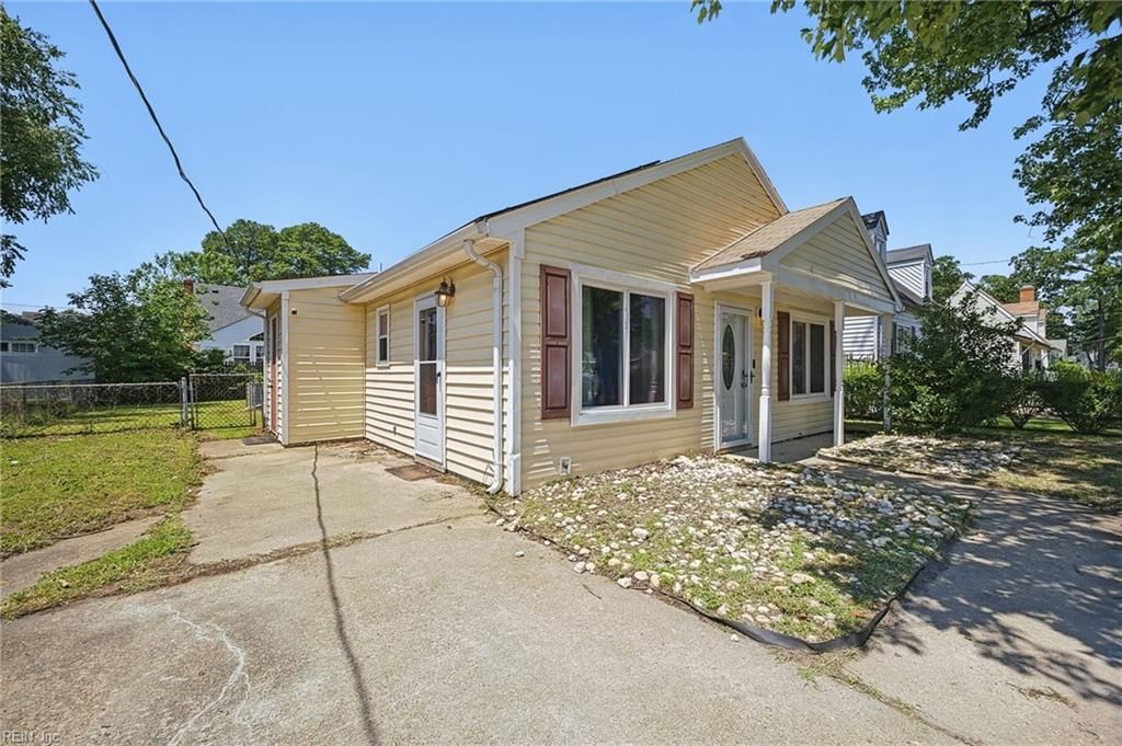 1817 Sparrow RD, Chesapeake, VA 23320