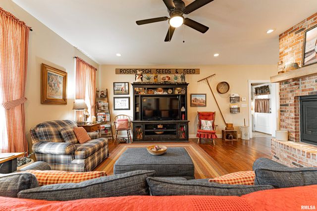 912 MAPLE GROVE Lane, Williamsville, IL 62693