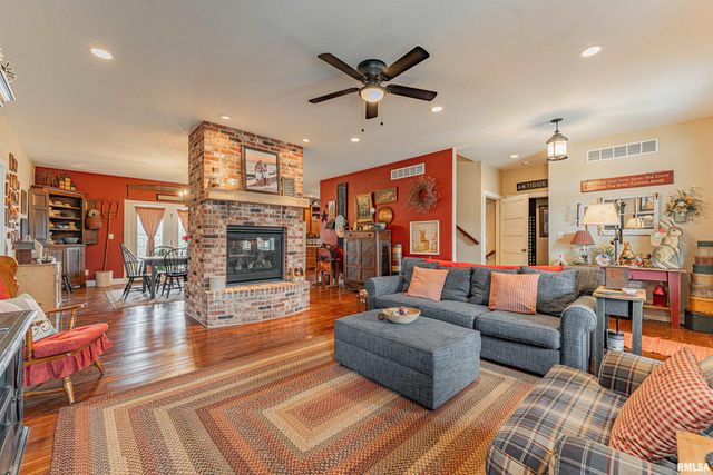 912 MAPLE GROVE Lane, Williamsville, IL 62693