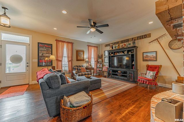 912 MAPLE GROVE Lane, Williamsville, IL 62693