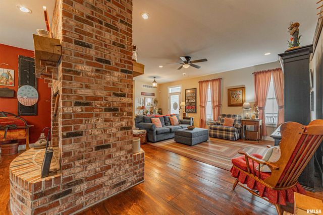 912 MAPLE GROVE Lane, Williamsville, IL 62693