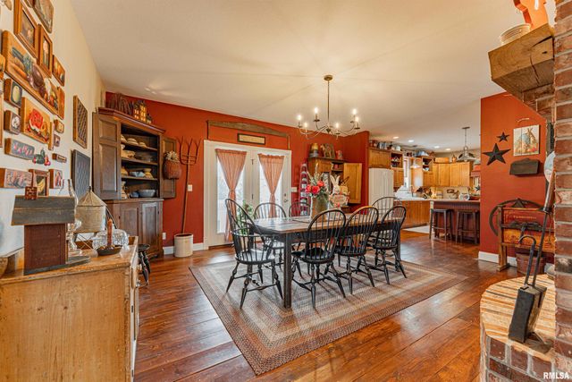 912 MAPLE GROVE Lane, Williamsville, IL 62693