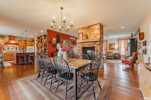 912 MAPLE GROVE Lane, Williamsville, IL 62693