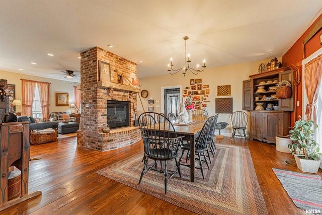 912 MAPLE GROVE Lane, Williamsville, IL 62693