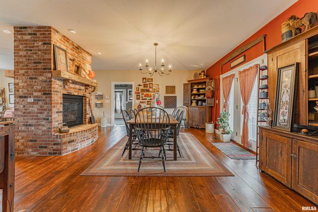 912 MAPLE GROVE Lane, Williamsville, IL 62693