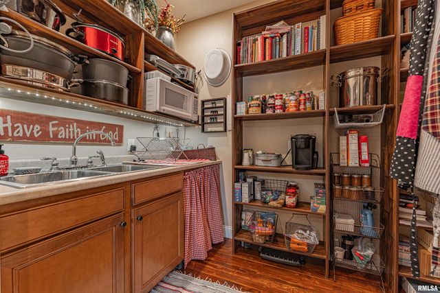 912 MAPLE GROVE Lane, Williamsville, IL 62693