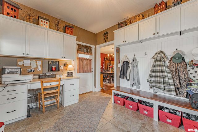 912 MAPLE GROVE Lane, Williamsville, IL 62693