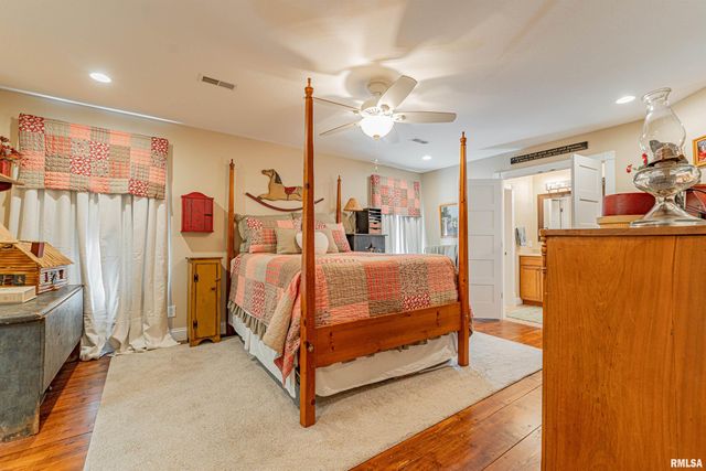 912 MAPLE GROVE Lane, Williamsville, IL 62693