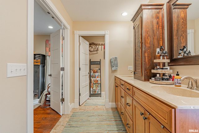 912 MAPLE GROVE Lane, Williamsville, IL 62693