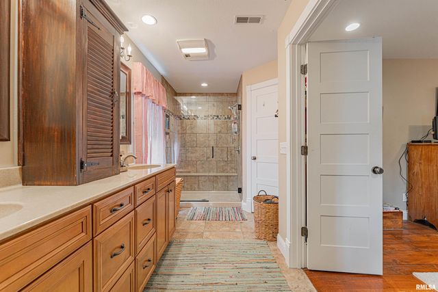 912 MAPLE GROVE Lane, Williamsville, IL 62693