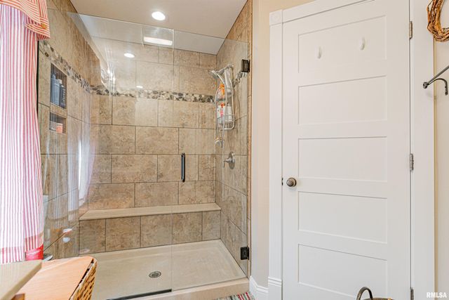 912 MAPLE GROVE Lane, Williamsville, IL 62693