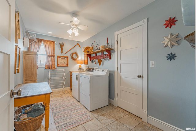 912 MAPLE GROVE Lane, Williamsville, IL 62693