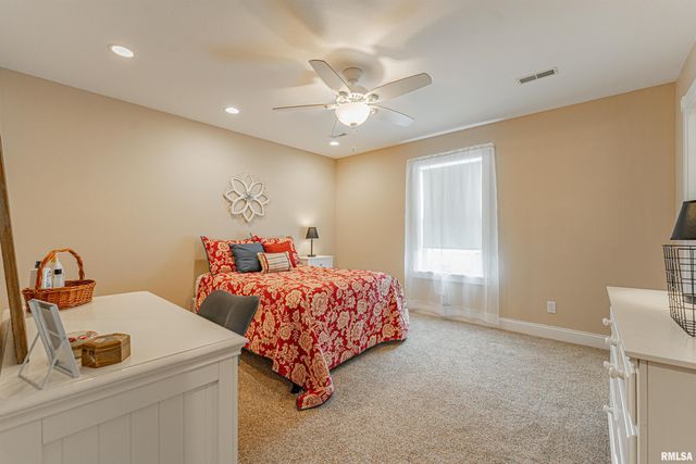 912 MAPLE GROVE Lane, Williamsville, IL 62693