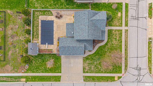 912 MAPLE GROVE Lane, Williamsville, IL 62693