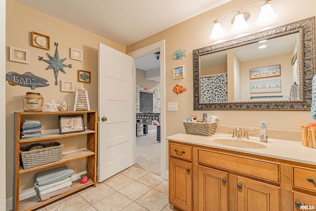 912 MAPLE GROVE Lane, Williamsville, IL 62693