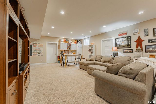 912 MAPLE GROVE Lane, Williamsville, IL 62693