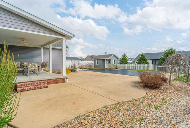 912 MAPLE GROVE Lane, Williamsville, IL 62693