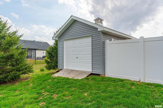 912 MAPLE GROVE Lane, Williamsville, IL 62693