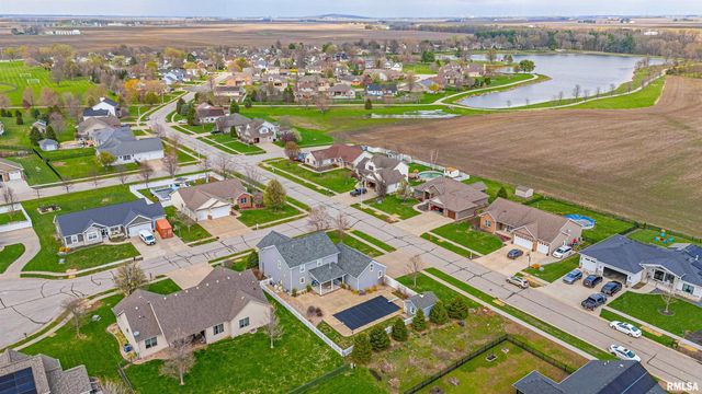 912 MAPLE GROVE Lane, Williamsville, IL 62693