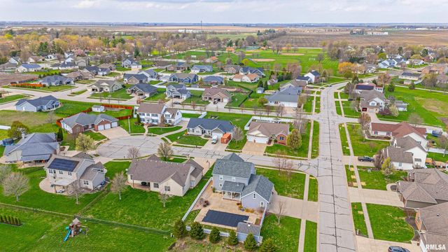 912 MAPLE GROVE Lane, Williamsville, IL 62693