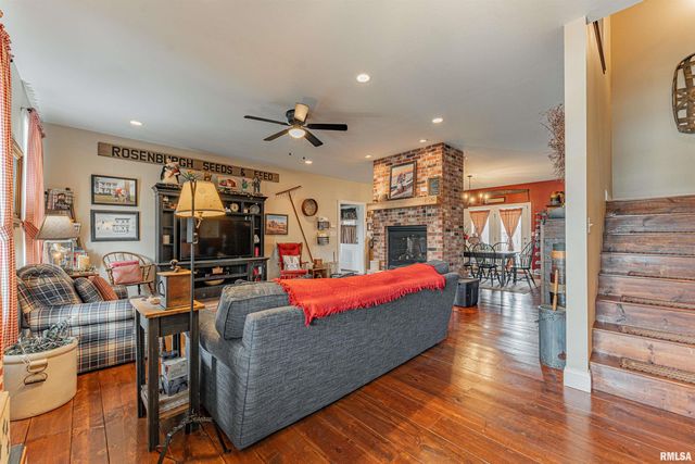 912 MAPLE GROVE Lane, Williamsville, IL 62693