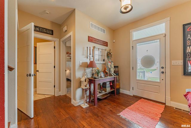 912 MAPLE GROVE Lane, Williamsville, IL 62693