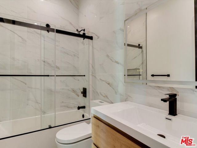 2817 S Redondo Boulevard, Los Angeles, CA 90016