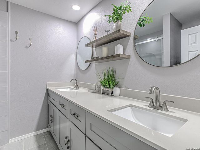 208 Riverside Dr, Kingsland, TX 78639