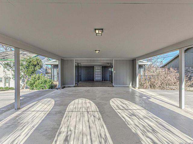 208 Riverside Dr, Kingsland, TX 78639