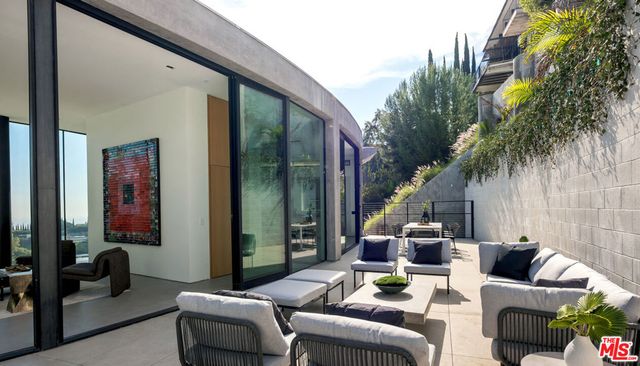9277 Thrush Way, Los Angeles, CA 90069