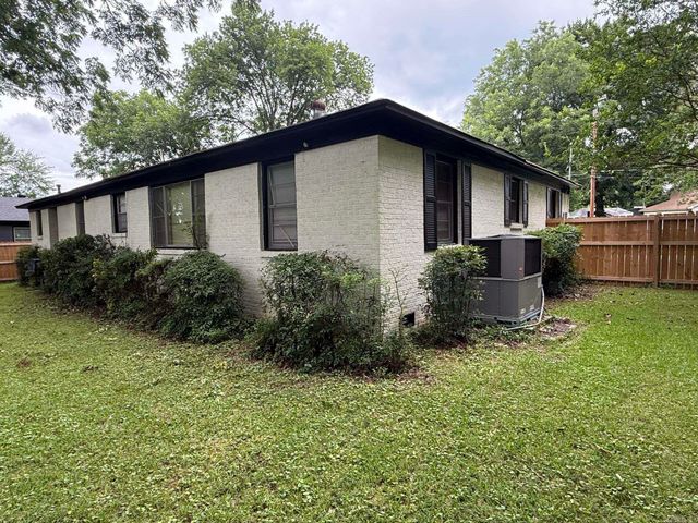1300 W 43rd Street, North Little Rock, AR 72118