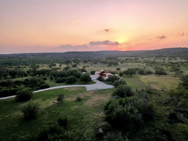 312 Paleface Point DR, Spicewood, TX 78669