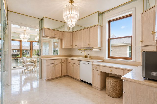 3944 W Greenleaf Avenue, Lincolnwood, IL 60712