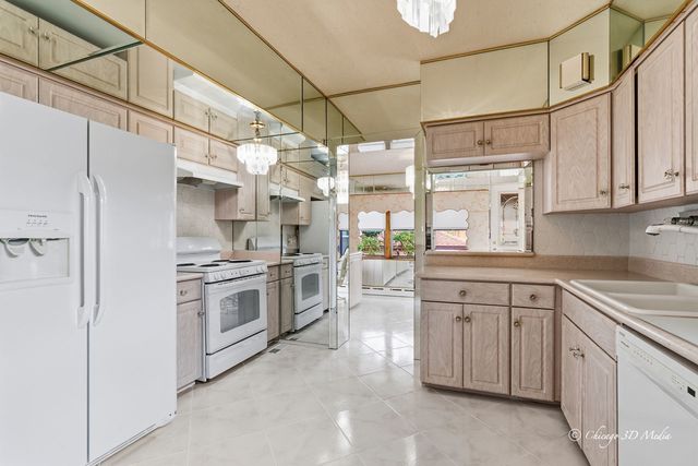 3944 W Greenleaf Avenue, Lincolnwood, IL 60712