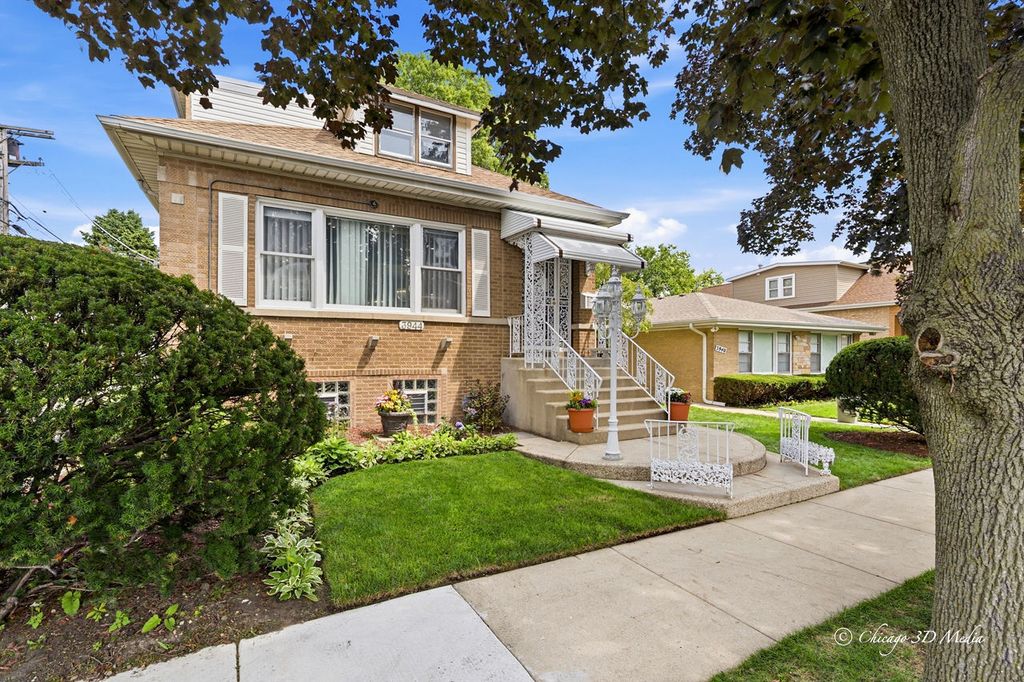 3944 W Greenleaf Avenue, Lincolnwood, IL 60712