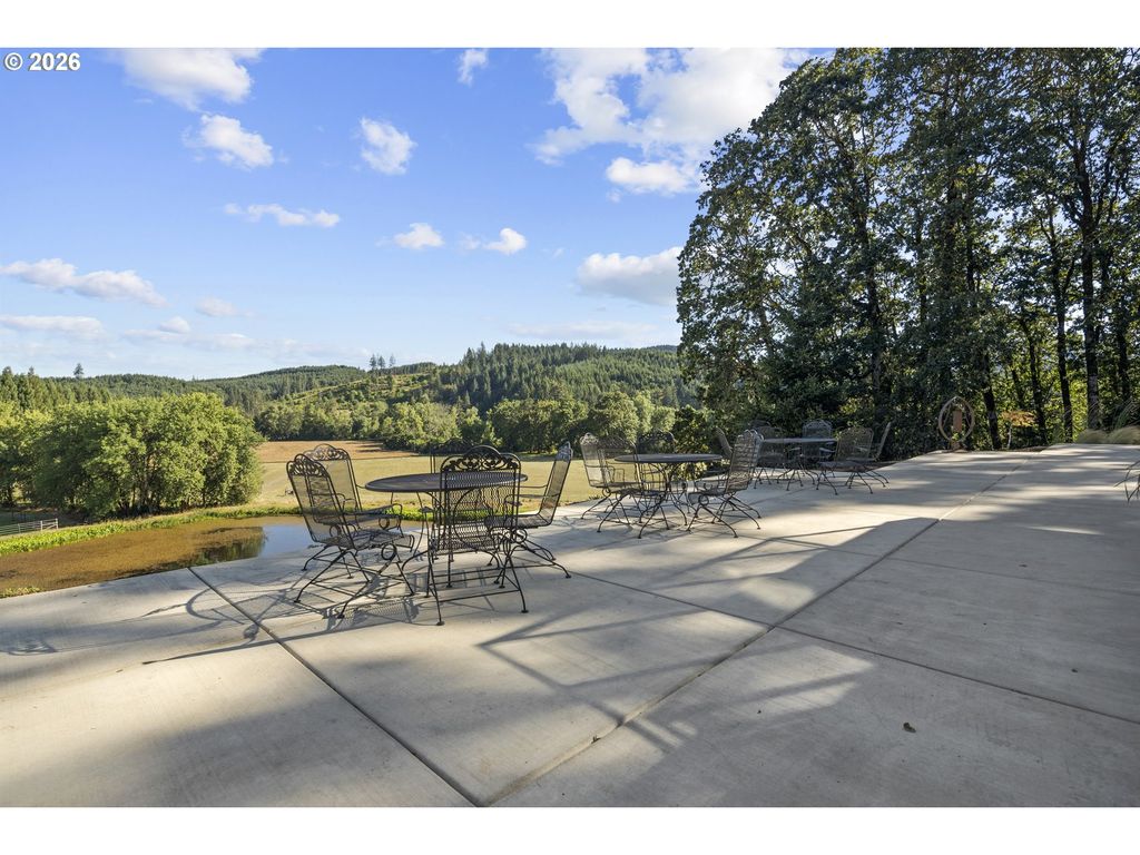 Image 4 of property listing at 9850 Nw HOMESTEAD Ln, Carlton, OR 97111