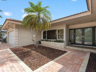 2930 NE 164th St, North Miami Beach, FL 33160