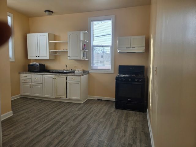 3 National Street 3, Elgin, IL 60123