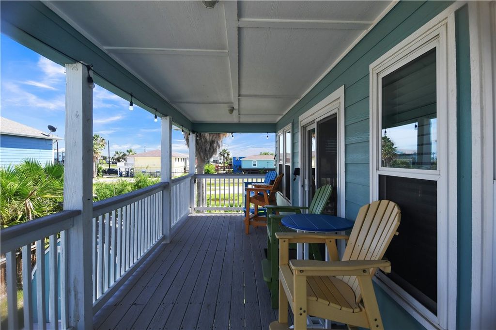 1228 S Live Oak St, Rockport, TX 78382 — photo 2