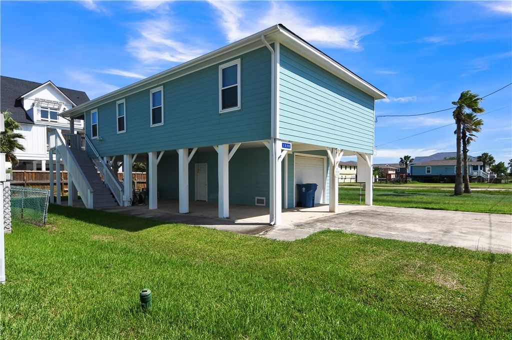 1228 S Live Oak St, Rockport, TX 78382 — photo 3