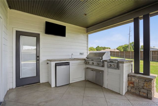 2413 W 109th Street S, Jenks, OK 74037