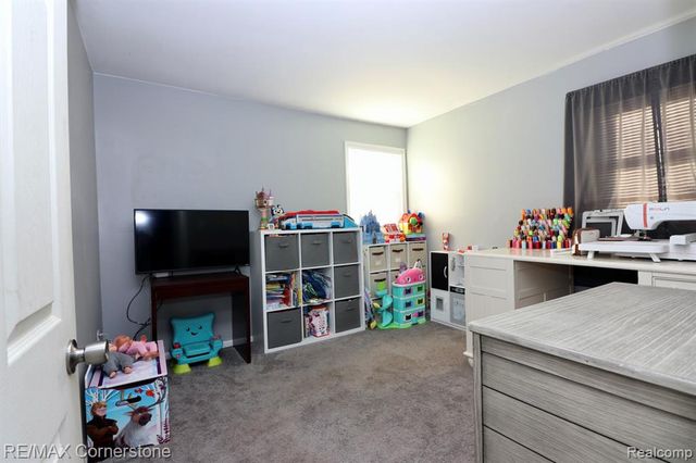 25236 Hopkins Street, Dearborn Heights, MI 48125